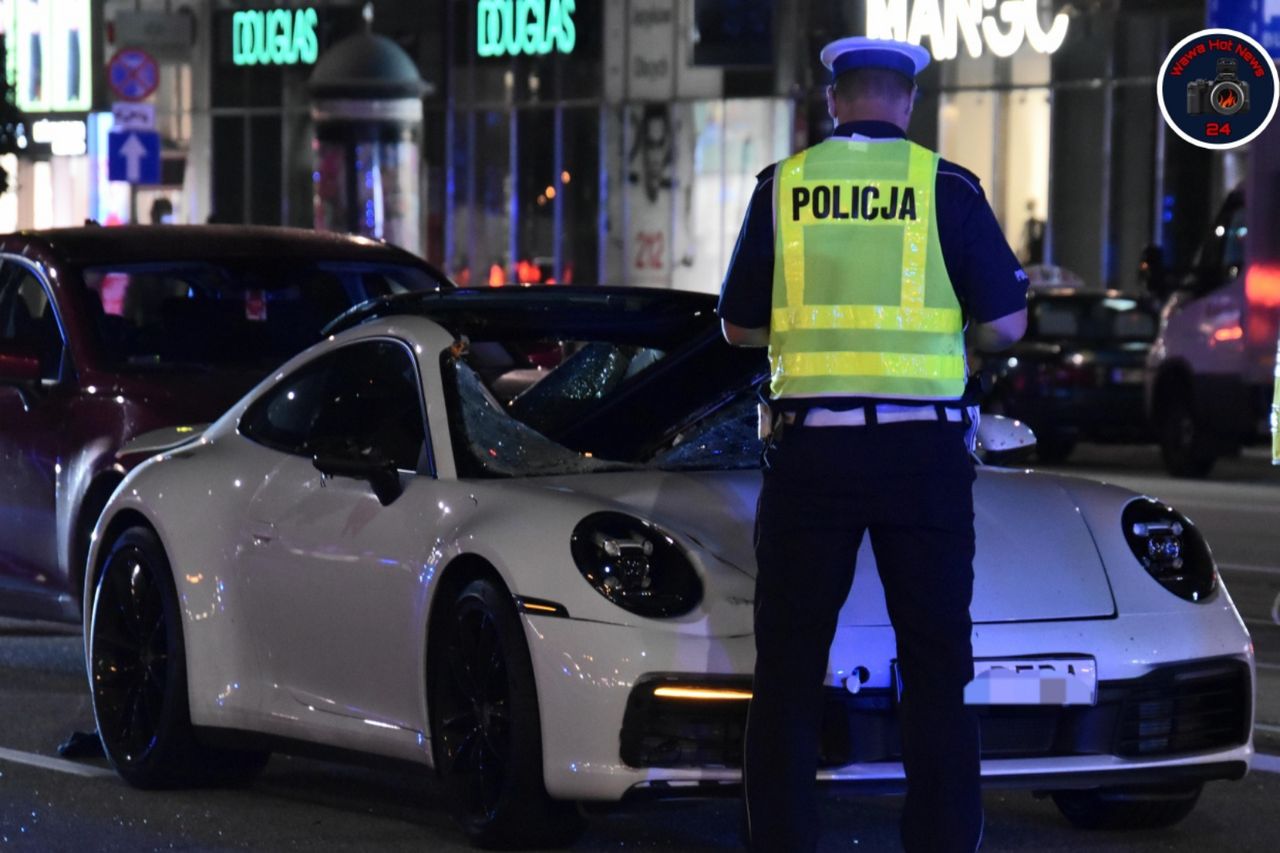 Warszawa. Wstrząsający wypadek na Marszałkowskiej. Sportowe porsche śmiertelnie potrąciło pieszego