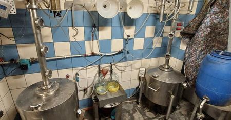 Domowa gorzelnia pod Jarosławem. Policja i KAS przejęły ponad 630 litrów nielegalnego alkoholu