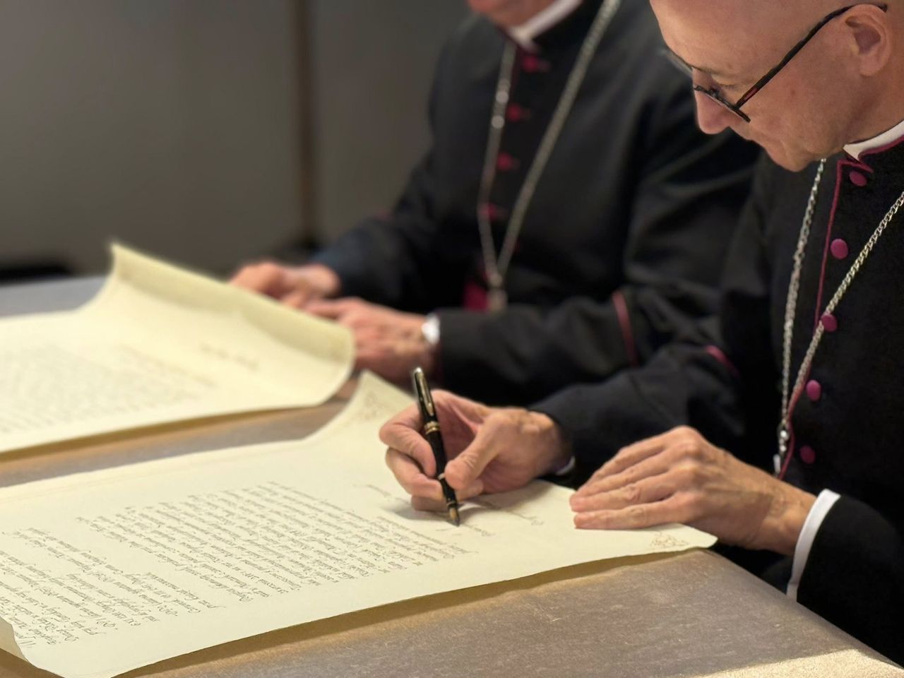 Dwa średniowieczne pergaminy wróciły do diecezji płockiej
