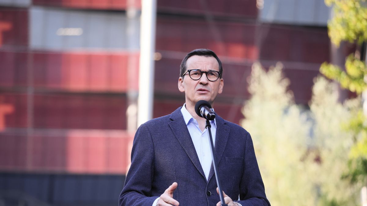 Warszawa, 25.09.2023. Kampania wyborcza do parlamentu 2023. Premier Mateusz Morawiecki podczas konferencji prasowej przed Stadionem PGE Narodowym w Warszawie, 25 bm. (amb) PAP/Leszek Szymański