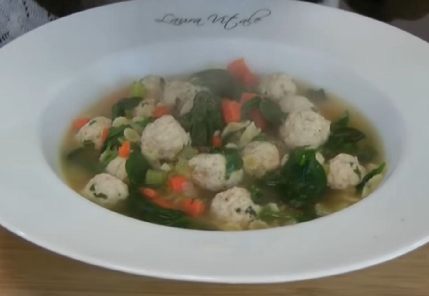 Przepis na włoską zupę "weselną" z pulpetami mięsnymi