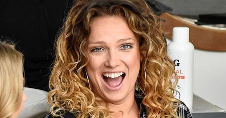 Joanna Liszowska zażywa kąpieli słonecznej na jachcie i drży o WYPADAJĄCY BIUST (FOTO)