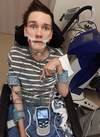 Sebastian powoli zaczyna odzyskiwać kontakt ze światem 