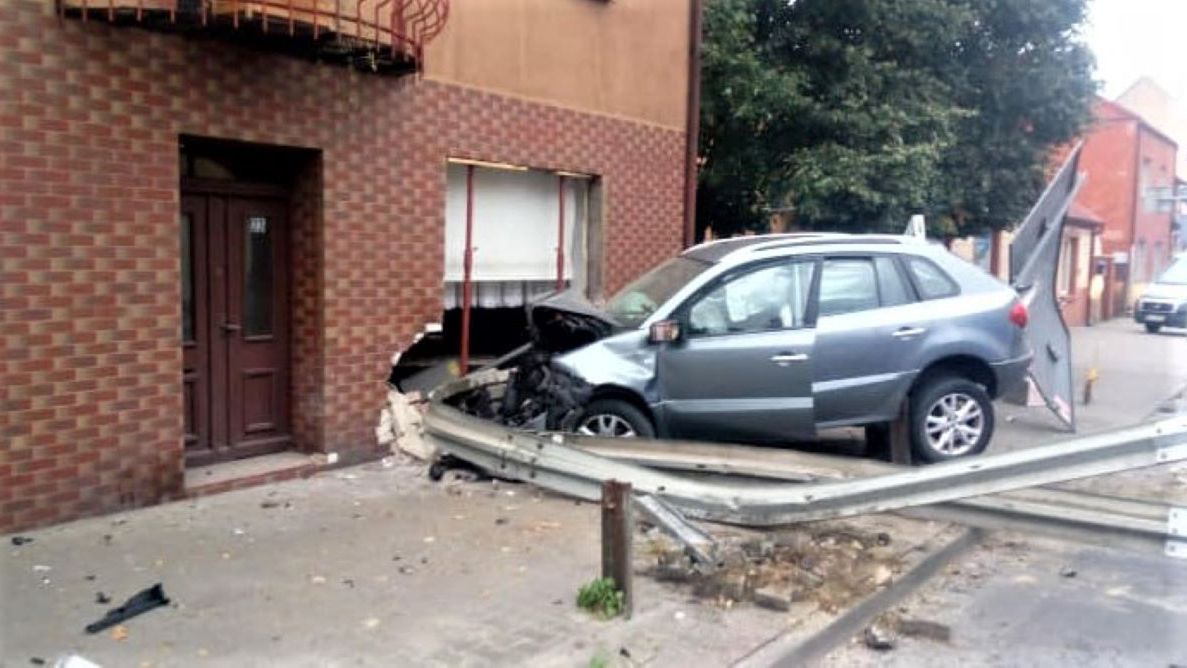 Samochód z impetem wjechał w ścianę budynku mieszkalnego 