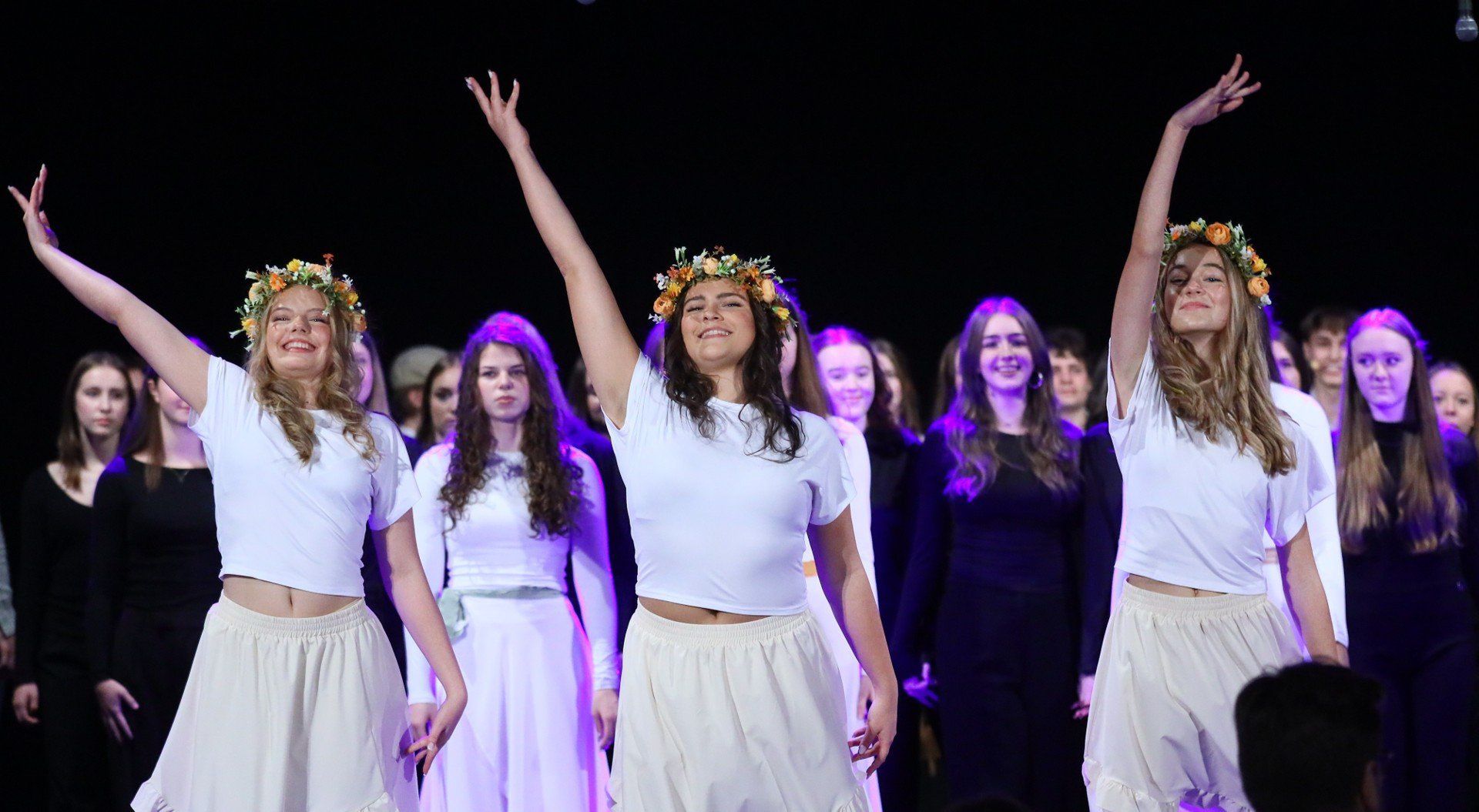 Wyjątkowy spektakl &#34;Tam, gdzie miłość spotkała historię&#34; na scenie MOK w Piotrkowie. Na scenie występują uczniowie i nauczyciele I LO.