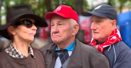 Tak wygląda pikieta przed TK. Protestujący bawią się w "berka"