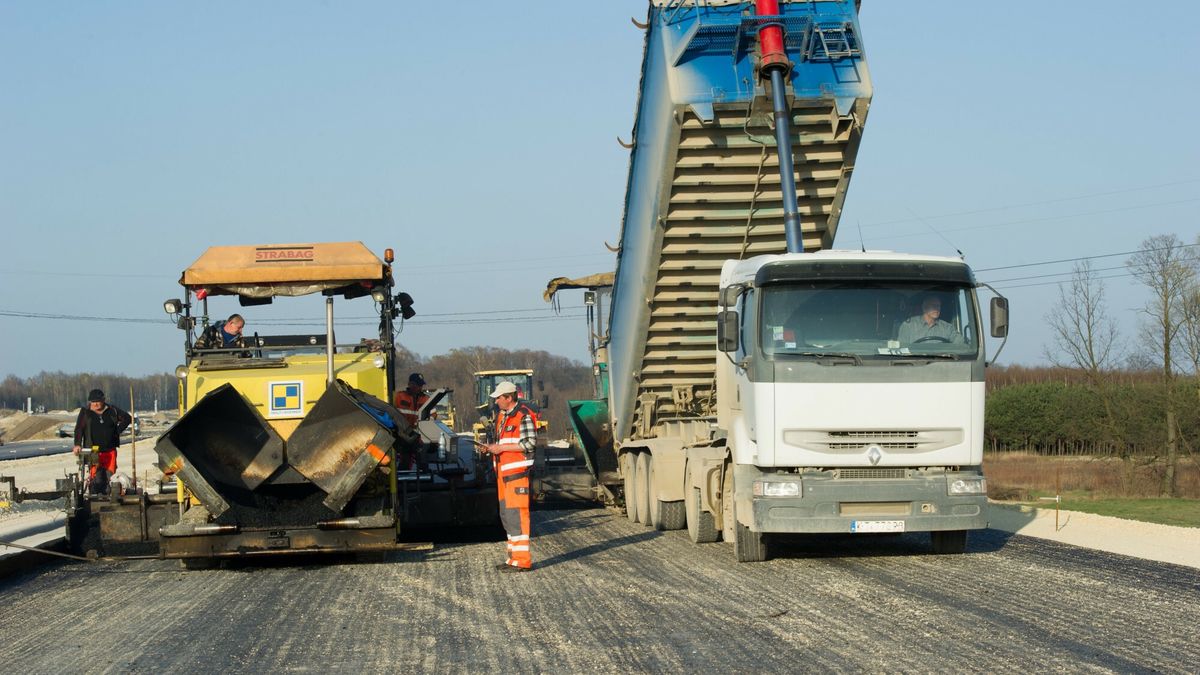 Budowa autostrady A4 Tarnow-Debica
04.04.2014 Stare Zukowice Budowa odcinka autostrady A4 Tarnow- Debica.Trasa ma byc oddana w tym roku.  Fot/Tadeusz Koniarz/REPORTER  Tadeusz Koniarz/REPORTER
Koniarz/REPORTER