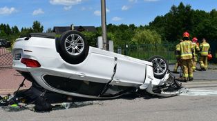 Myślenice: Pijany kierowca nie opanował BMW. Jazdę zakończył dachowaniem