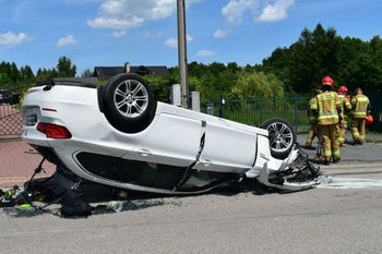 Myślenice: Pijany kierowca nie opanował BMW. Jazdę zakończył dachowaniem