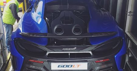Backstage plebiscytu: McLaren 600LT ładowany na lawetę w Warszawie