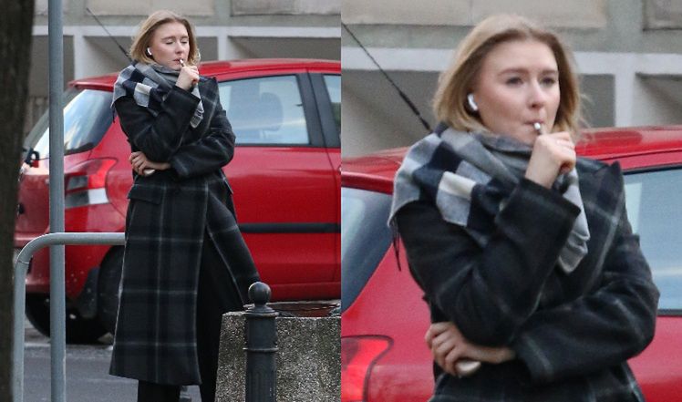 Kinga Rusin pali papieroska
