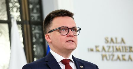 "Jest tchórzem". Hołownia ostro o Romanowskim