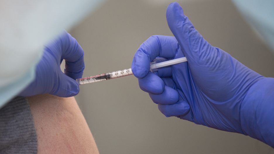 Warszawa. Minister został zaszczepiony preparatem firmy AstraZeneca