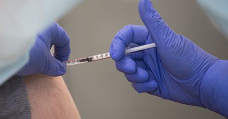 Minister Tadeusz Kościński zaszczepiony preparatem AstraZeneca