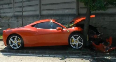 Ferrari 458 Italia rozbite pod fabryką w Maranello [wideo]