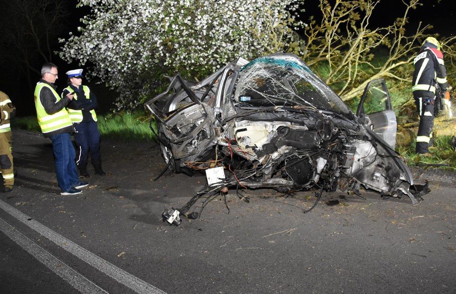 Fot. Pomorska Policja  BMW kompletnie rozbite po wjechaniu w drzewo