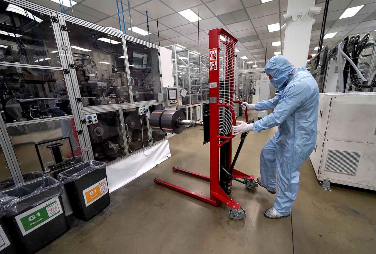 Polski przemysł nadal w odwrocie, ale widać oznaki poprawy. Duży bank zabrał głos