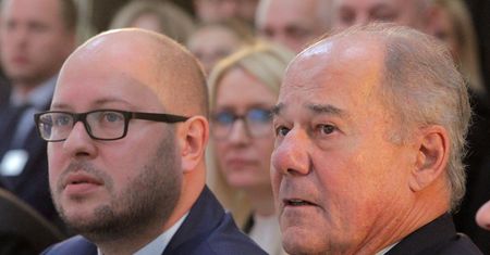 Koronawirus w Polsce. Zamknięte szkoły. Burmistrz zamyka, sanepid otwiera