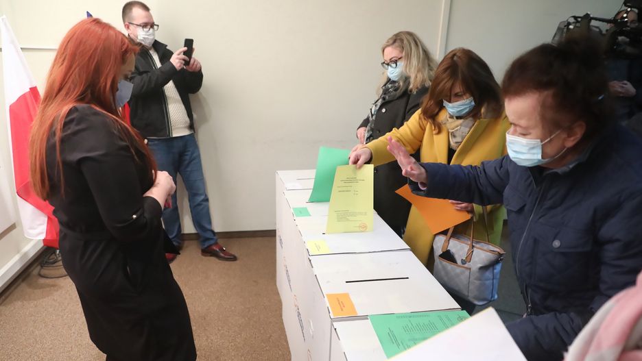 Warszawa, 23.10.2021. Wybory przewodniczącego partii, przewodniczących regionów oraz struktur powiatowych Platformy Obywatelskiej RP, 23 bm. w Warszawie. Członkowie PO mogą oddać głos w 240 komisjach wyborczych w całej Polsce. (mr) PAP/Tomasz Gzell