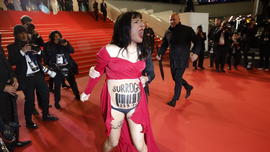 Protestująca aktywistka w Cannes