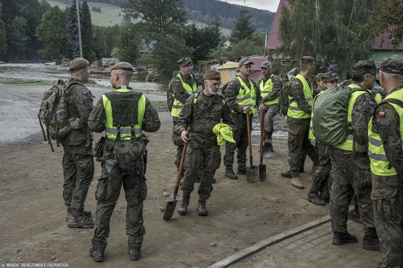 Podawał się za żołnierza. Pytał o słabe punkty wałów. Usłyszał zarzuty