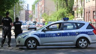 Ataki na policjantów na Śląsku. "Biegł z nożem prosto na mnie". Kiedy funkcjonariusze sięgają po broń?