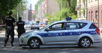 Ataki na policjantów na Śląsku. "Biegł z nożem prosto na mnie". Kiedy funkcjonariusze sięgają po broń?