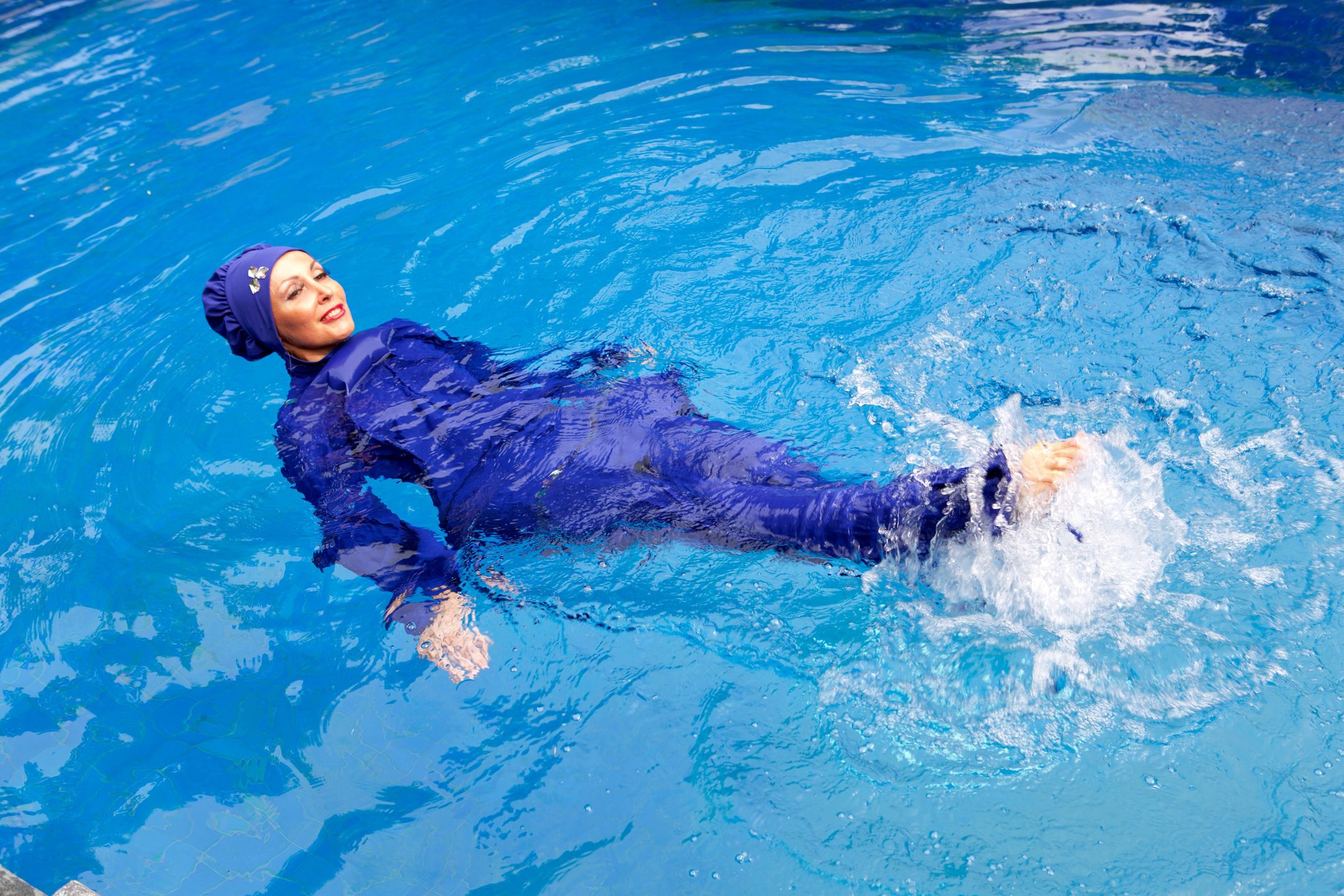 Kobiety wyznania muzułmańskiego kąpią się w burkini