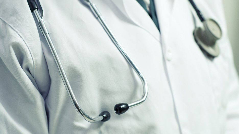 Negocjacje z lekarzami są jednak trudne, bo na rynku pracy to oni dziś mogą stawiać warunki.