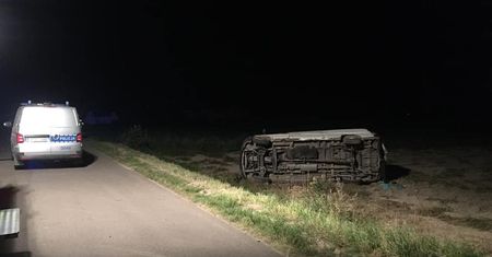 Policyjny pościg, potrącony policjant i strzały w opony. Volkswagen dachował na polu