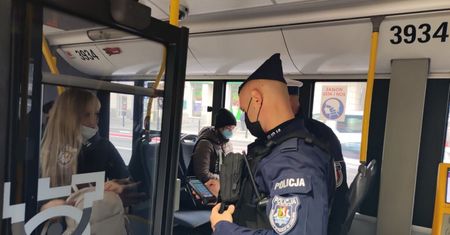 Kontrolują, czy pasażerowie noszą maseczki. Za jej brak grozi wysoki mandat
