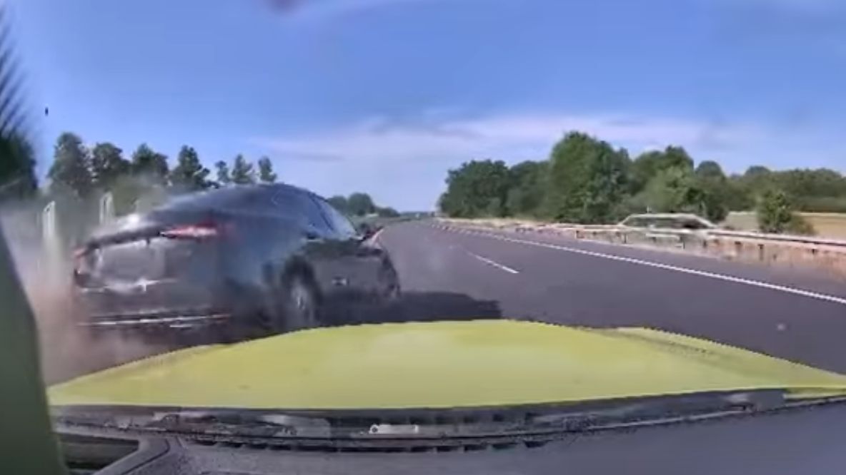 Polityk Marcin Jabłoński w służbowej Skodzie