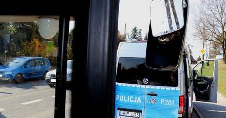 Miał na sobie tylko bluzę, spodnie i kapcie. Reakcja kierowcy autobusu