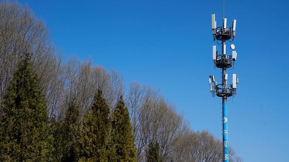 Maszty telefonii komórkowej. Niektórzy chcą je niszczyć.