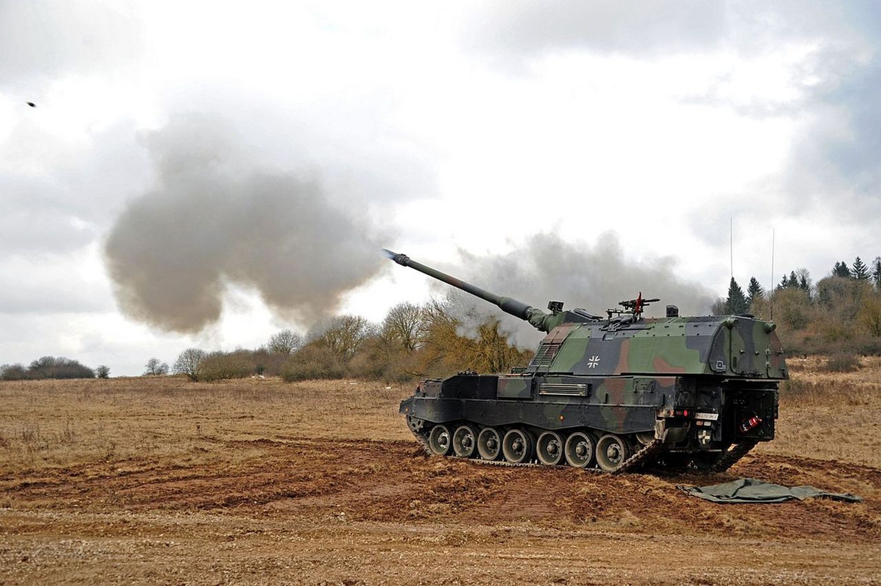 Niemieckie Panzerhaubitze 2000 trafiły na front. To broń o wyjątkowych możliwościach