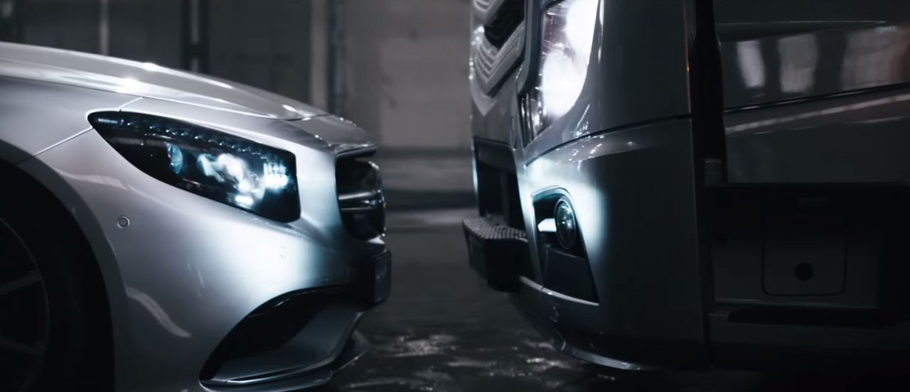 Mercedes S 63 AMG i Actros uprawiają seks w oficjalnej reklamie Vito