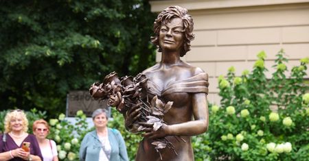 Ostro krytykują pomnik gwiazdy. Tak tłumaczy się artystka