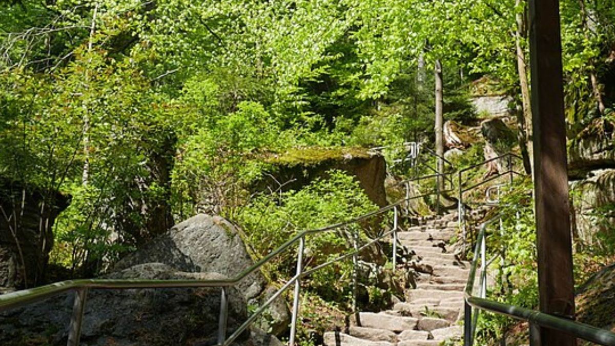 Schody do Wodospadu Szklarki.