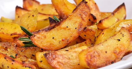 Kroję w ćwiartki i obtaczam w tej pysznej marynacie tuż przed pieczeniem. Mają chrupiącą skórkę i kremowy środek