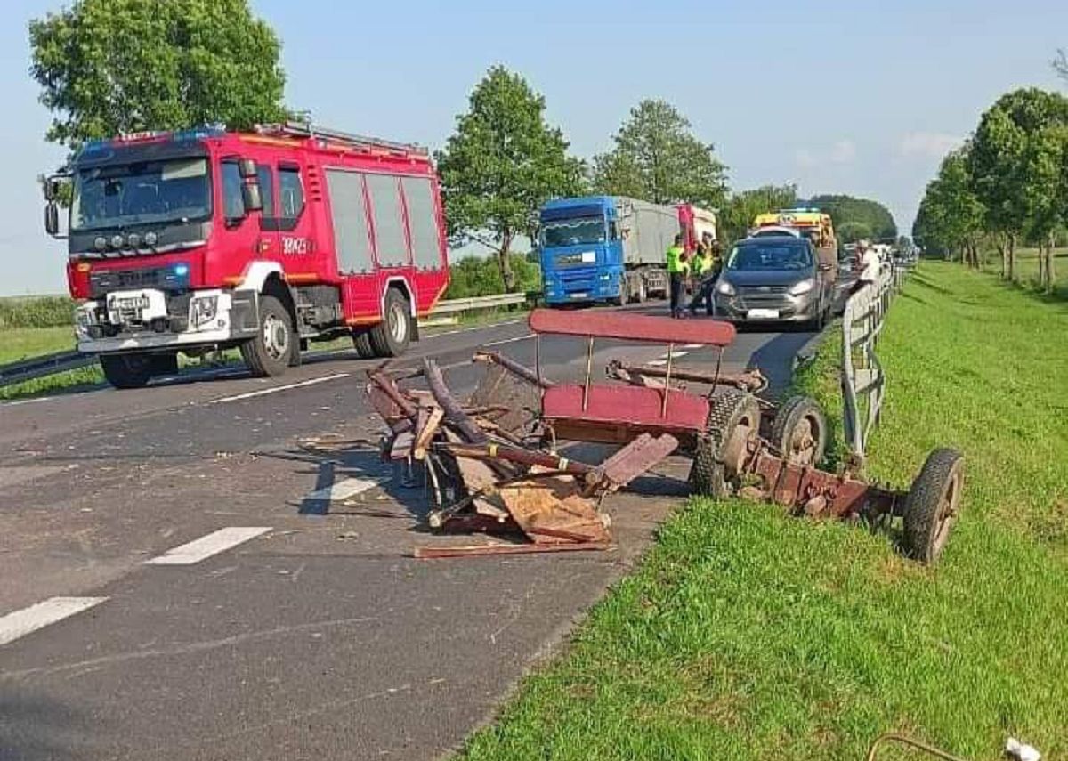 Chciał wyprzedzić samochód z prawej strony. Wjechał w furmankę