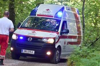 Wózek runął ze zbocza w Alpach. Mama puściła je podczas wędrówki