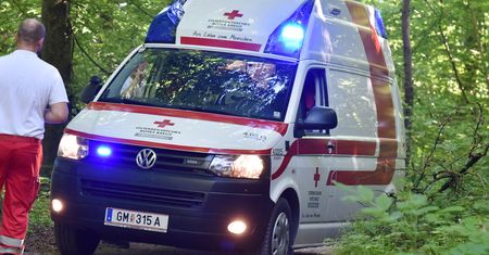 Wózek runął ze zbocza w Alpach. Mama puściła je podczas wędrówki