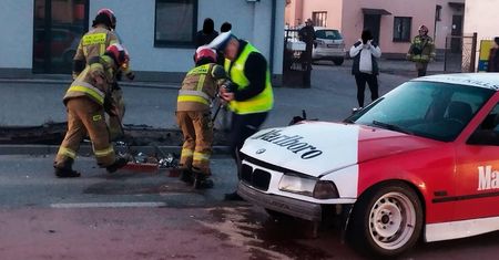 Duże utrudnienia na krajowej dziewiętnastce. To po zderzeniu BMW z volkswagenem. Jedna osoba poszkodowana [ZDJĘCIA]