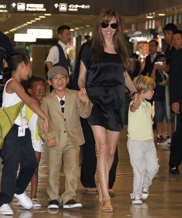 Angelina z dziećmi na lotnisku (FOTO)