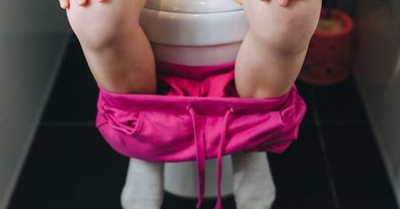 Zaraża się nawet co 10. dziecko. Objaw pojawia się w nocy