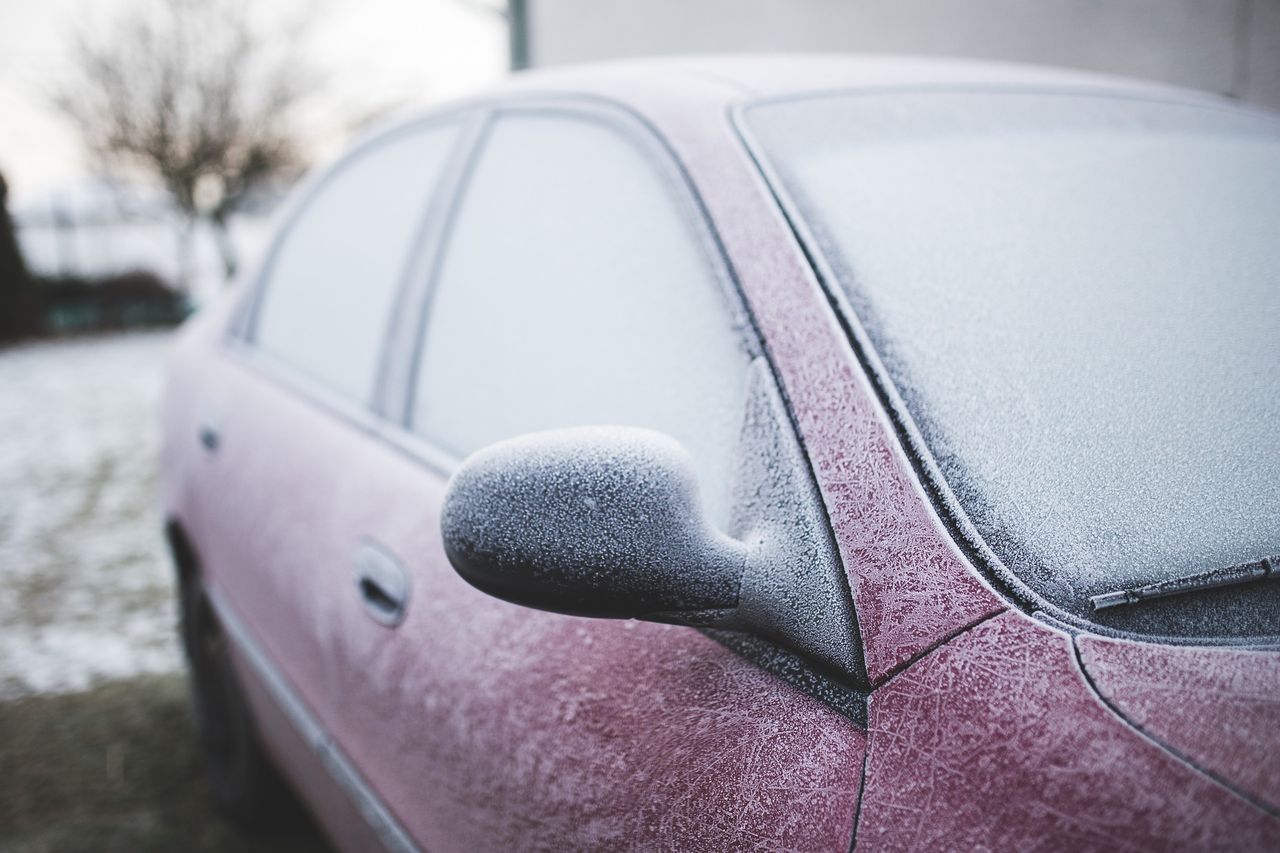 Temperatura spada, niedługo zaczną się przymrozki. Przygotuj na nie samochód