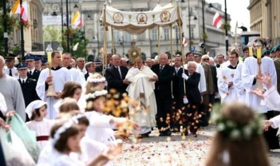 Uroczystość "Bożego Ciała": ulicami Warszawy przejdzie 21 procesji