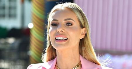 Izabela Janachowska w landrynkowym garniturze. Kamizelka zamiast bluzki