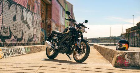 Nowa Yamaha XSR125 Legacy to trochę scrambler, choć się tym nie chwali