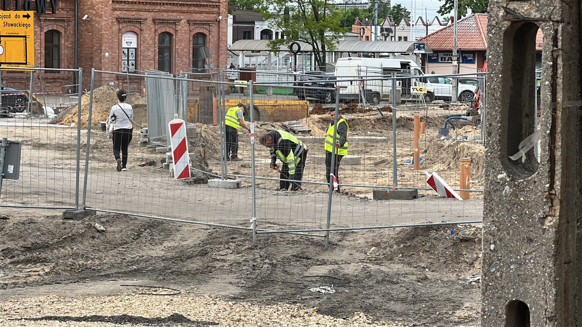 Przyszłość Myszkowa w budowie: Korytowanie pod nową drogę i wymiana instalacji to pierwsze kroki w kompleksowej transformacji centrum.